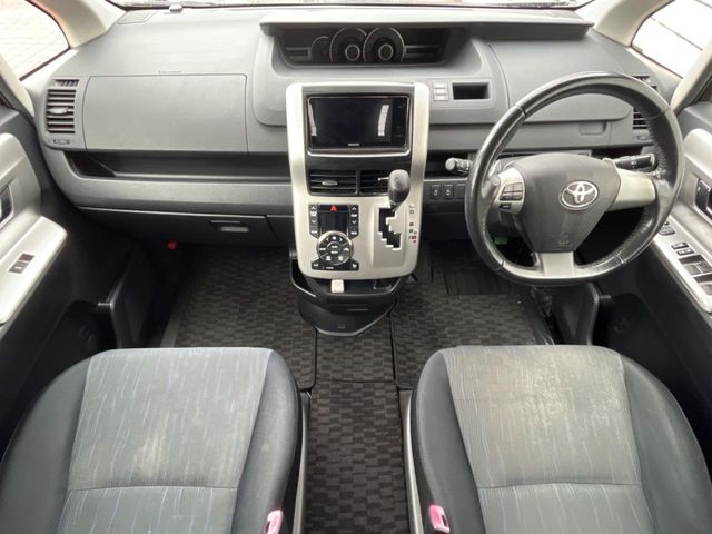 2011 Toyota Voxy – thumbnail 2