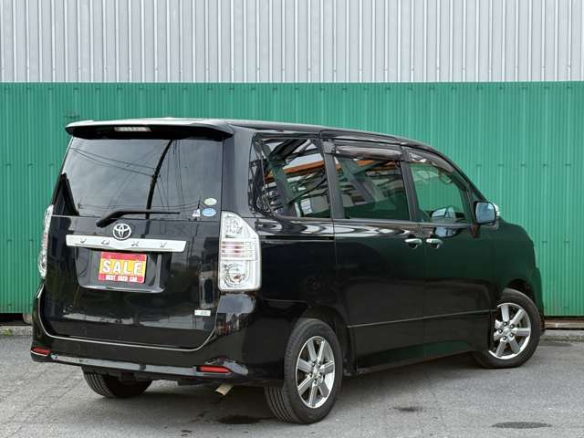 2009 Toyota Voxy – thumbnail 2