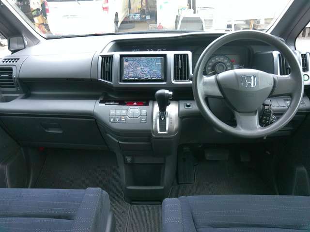 2011 Honda Stepwgn – thumbnail 3