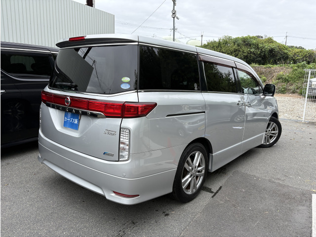 2011 Nissan Elgrand – thumbnail 4