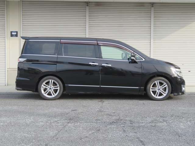 2010 Nissan Elgrand – thumbnail 4