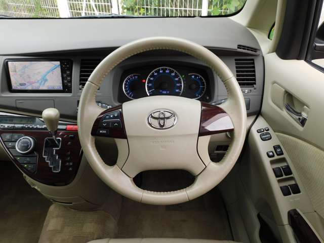 2011 Toyota Isis – thumbnail 3
