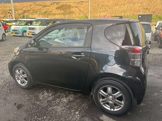 2011 Toyota iQ – thumbnail 4