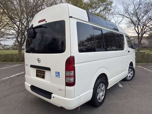 2011 Toyota Hiace – thumbnail 4