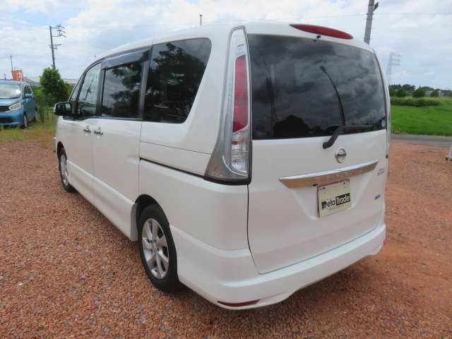 2011 Nissan Serena – thumbnail 4