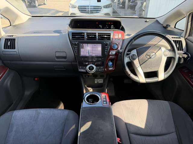 2011 Toyota Prius Alpha – thumbnail 2