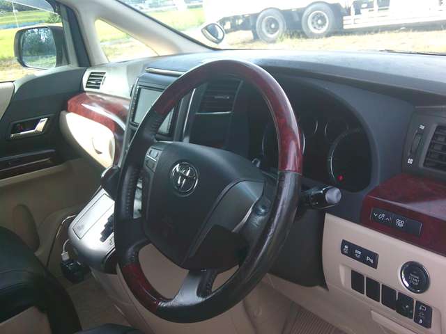 2010 Toyota Alphard – thumbnail 4