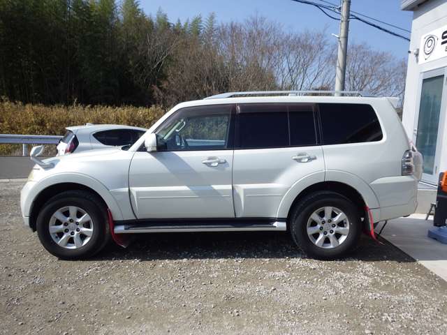 2011 Mitsubishi Pajero – thumbnail 2
