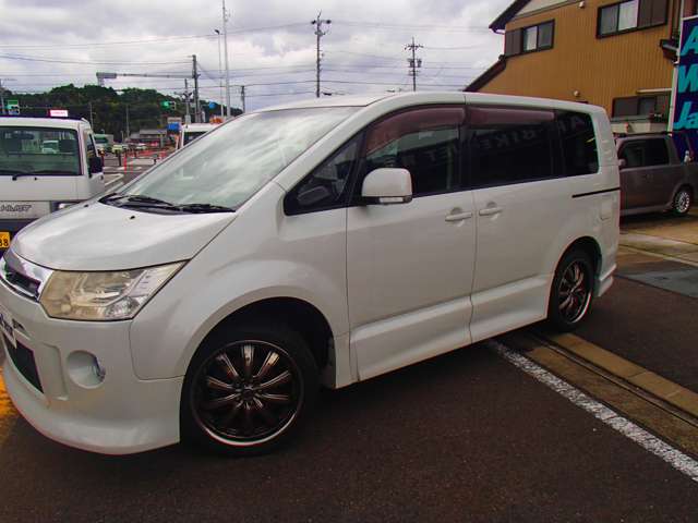 2007 Mitsubishi Delica D:5 – thumbnail 2