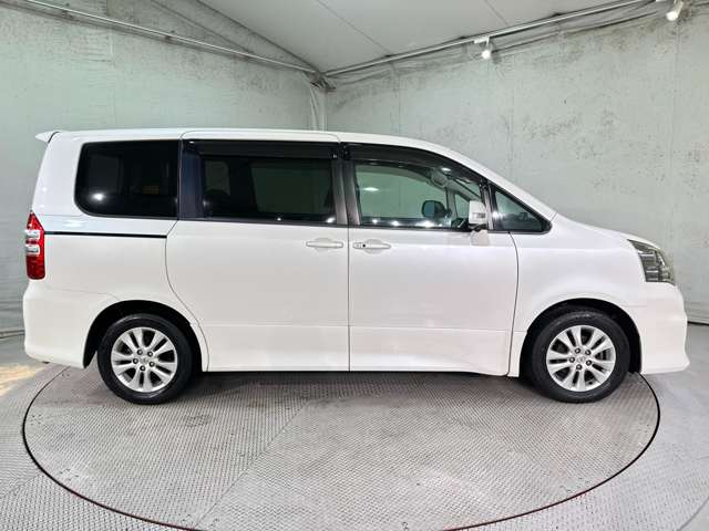 2010 Toyota Noah – thumbnail 4