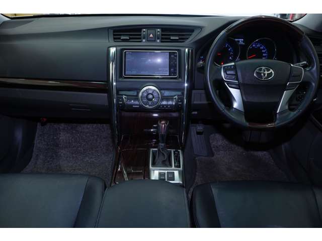 2011 Toyota Mark X – thumbnail 3