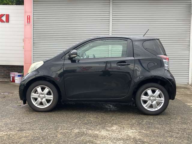 2010 Toyota iQ – thumbnail 3