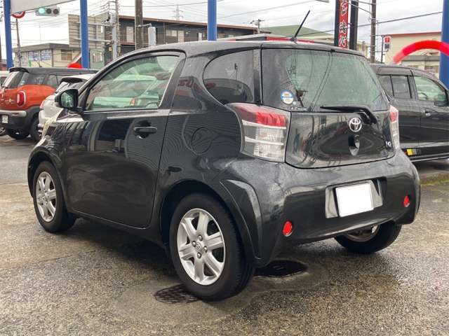 2010 Toyota iQ – thumbnail 4