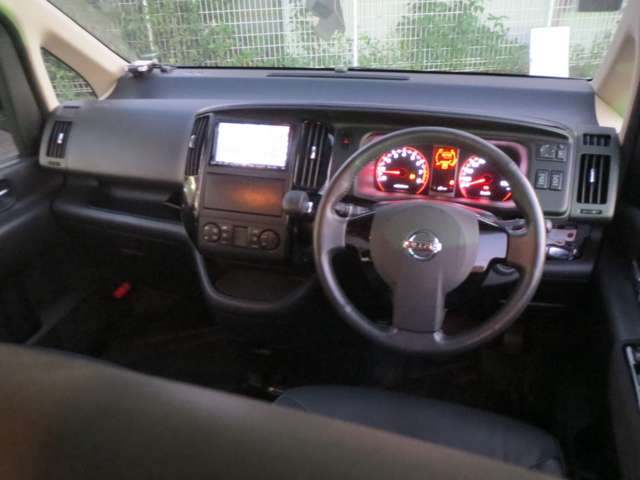 2009 Nissan Serena – thumbnail 2