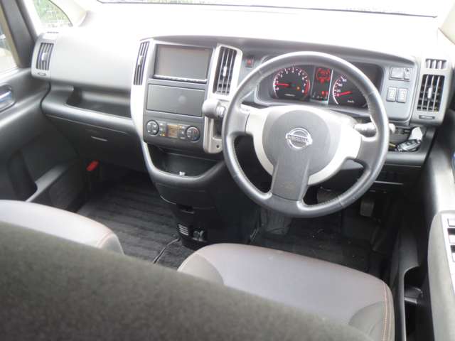 2009 Nissan Serena – thumbnail 3