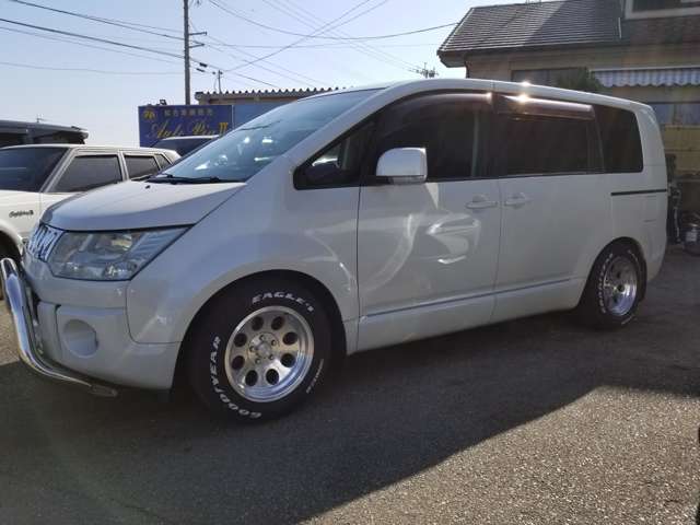 2011 Mitsubishi Delica D:5 – thumbnail 3