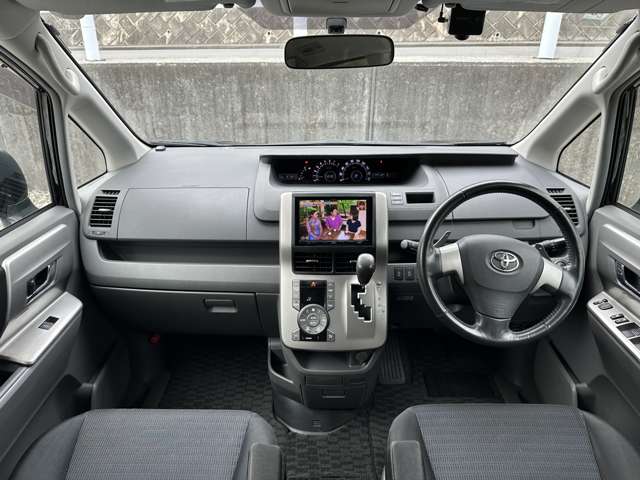 2009 Toyota Voxy – thumbnail 2