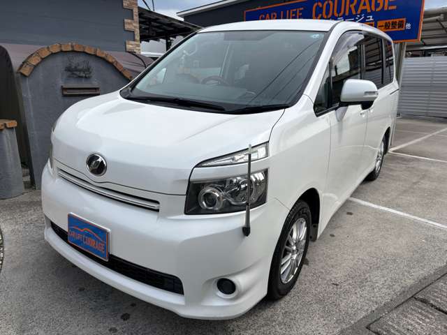 2010 Toyota Voxy – thumbnail 4