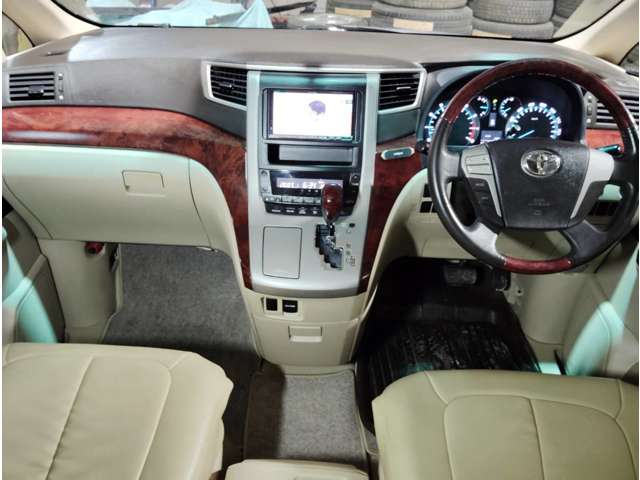 2009 Toyota Alphard – thumbnail 2
