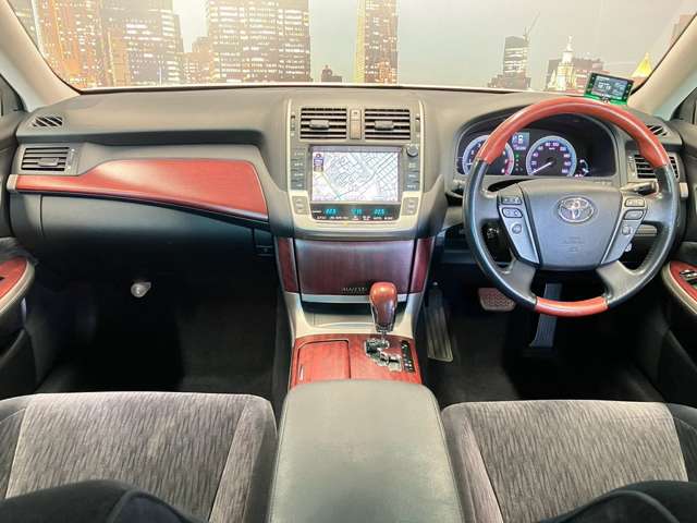 2011 Toyota Crown Majesta – thumbnail 5
