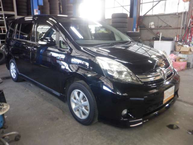 2011 Toyota Isis – thumbnail 4