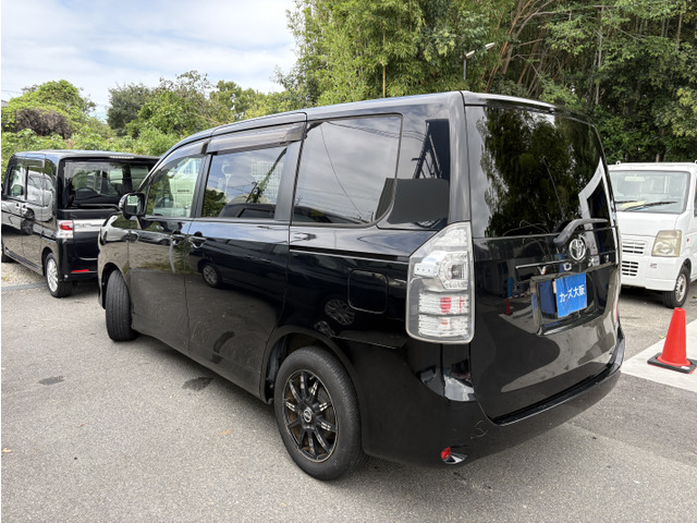 2011 Toyota Voxy – thumbnail 4