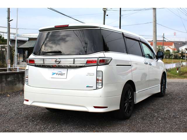 2011 Nissan Elgrand – thumbnail 3