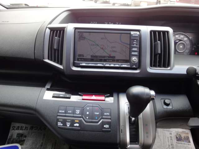 2011 Honda Stepwgn – thumbnail 2