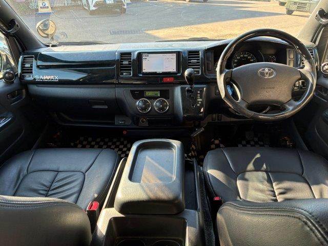 2011 Toyota Hiace – thumbnail 3
