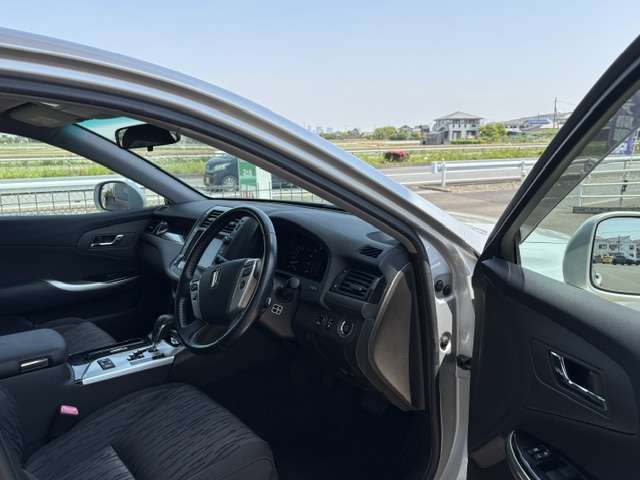 2011 Toyota Crown Athlete – thumbnail 2