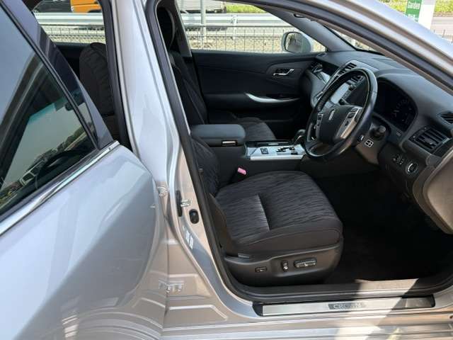 2011 Toyota Crown Athlete – thumbnail 3