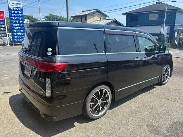 2011 Nissan Elgrand – thumbnail 4