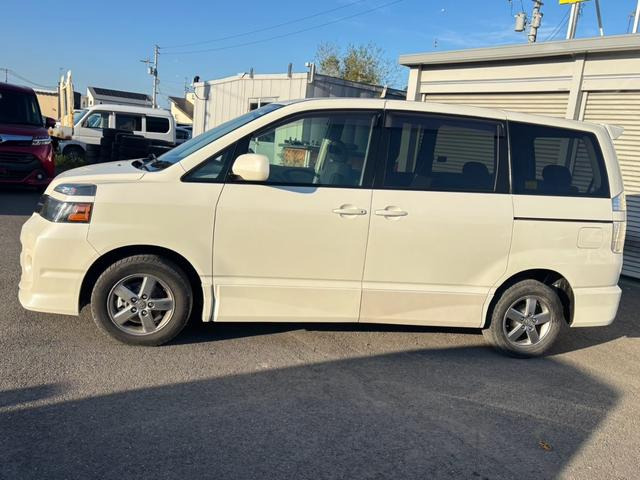2005 Toyota Voxy – thumbnail 2