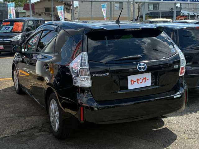 2011 Toyota Prius Alpha – thumbnail 4