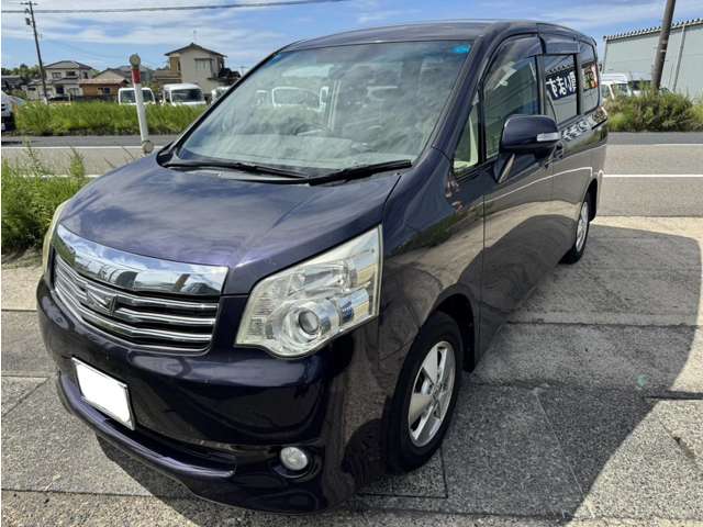 2010 Toyota Noah – thumbnail 2