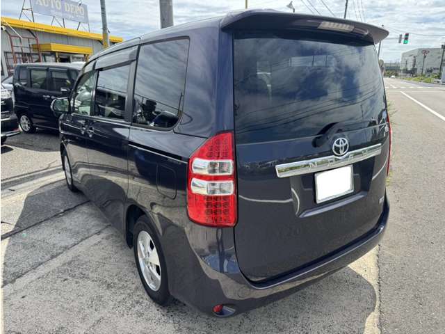 2010 Toyota Noah – thumbnail 3