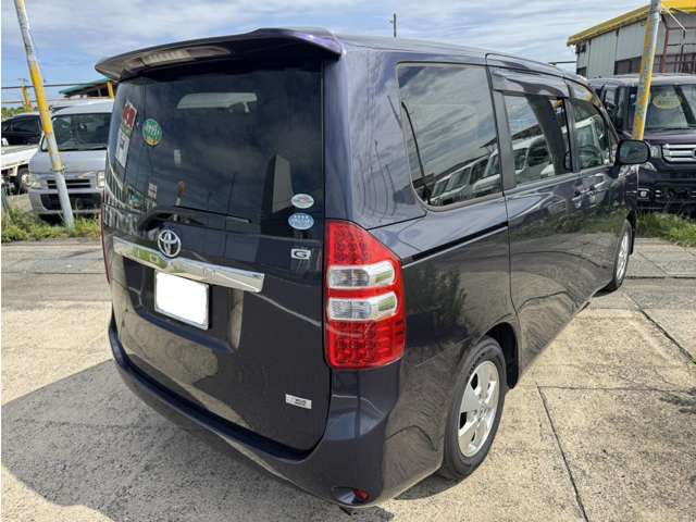 2010 Toyota Noah – thumbnail 4