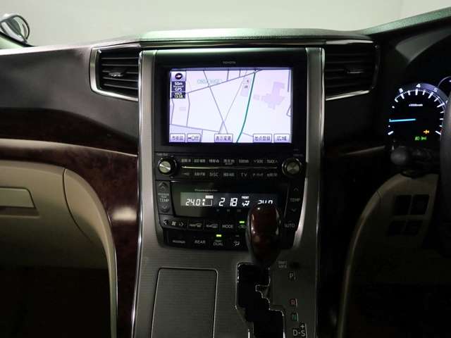 2011 Toyota Alphard – thumbnail 2