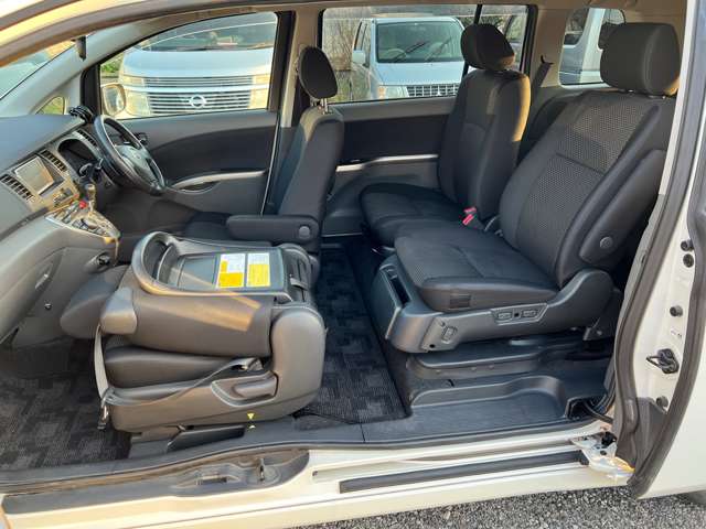 2008 Toyota Isis – thumbnail 3