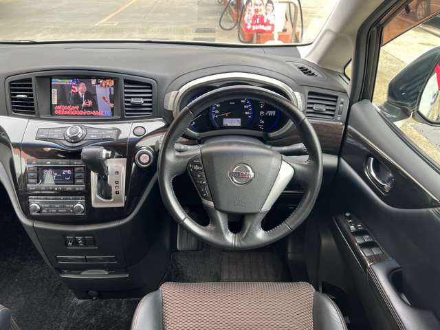 2011 Nissan Elgrand – thumbnail 2