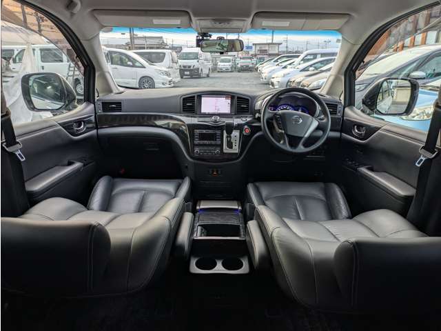 2011 Nissan Elgrand – thumbnail 3
