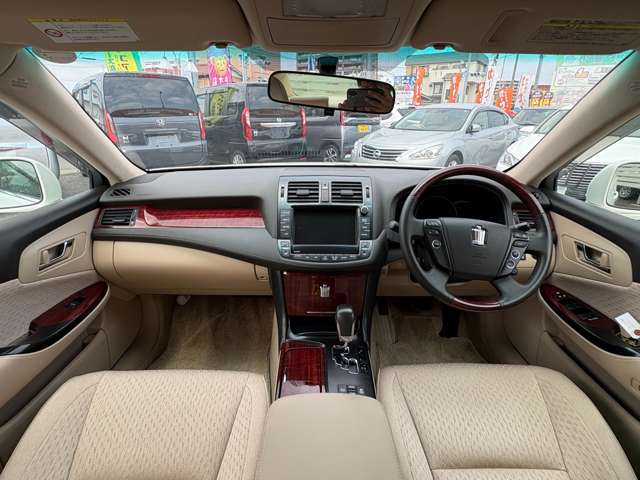 2010 Toyota Crown Royal – thumbnail 3