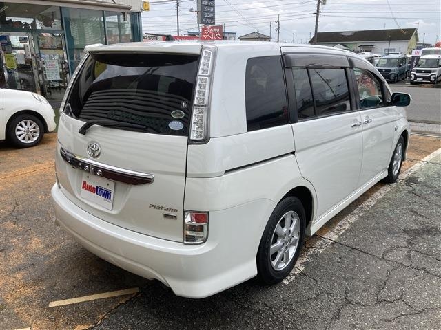 2011 Toyota Isis – thumbnail 4