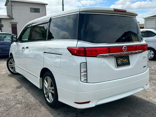 2011 Nissan Elgrand – thumbnail 2