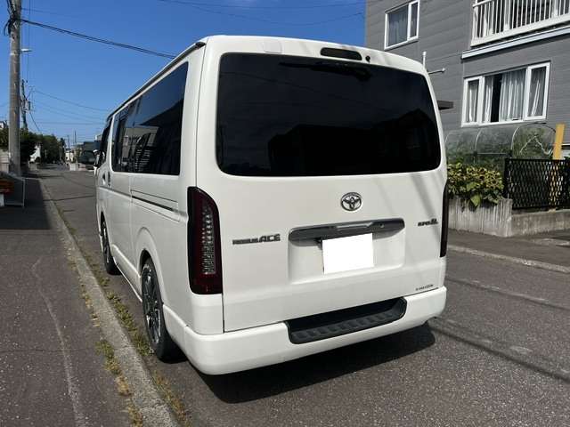 2009 Toyota Hiace – thumbnail 3
