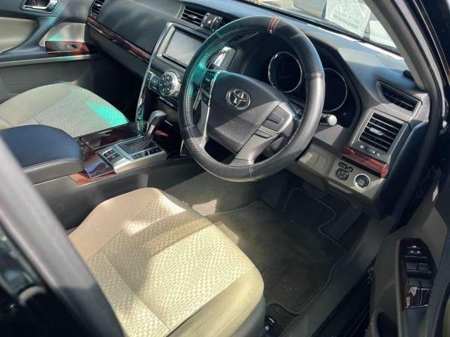 2011 Toyota Mark X – thumbnail 3