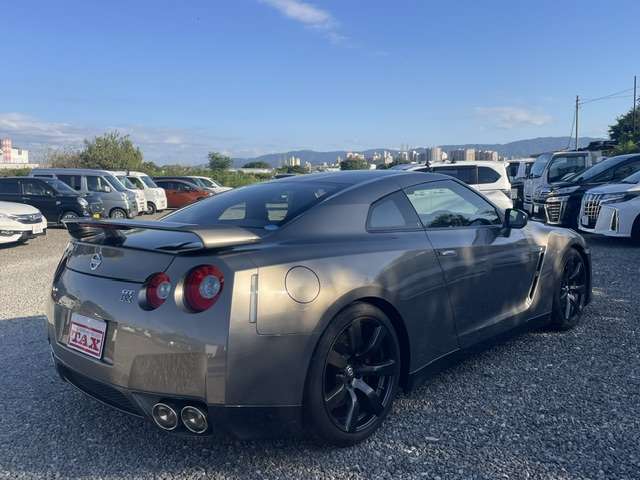 2009 Nissan GT-R – thumbnail 2