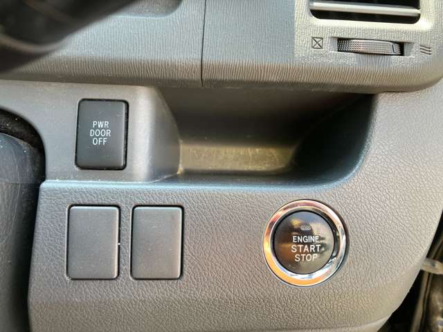 2010 Toyota Voxy – thumbnail 3