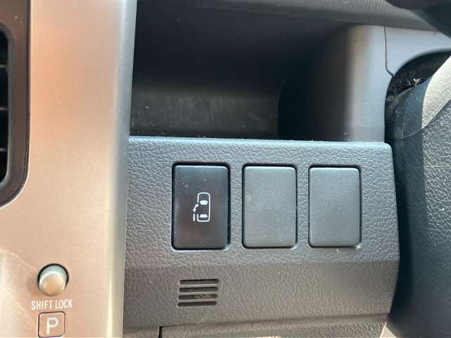 2010 Toyota Voxy – thumbnail 4