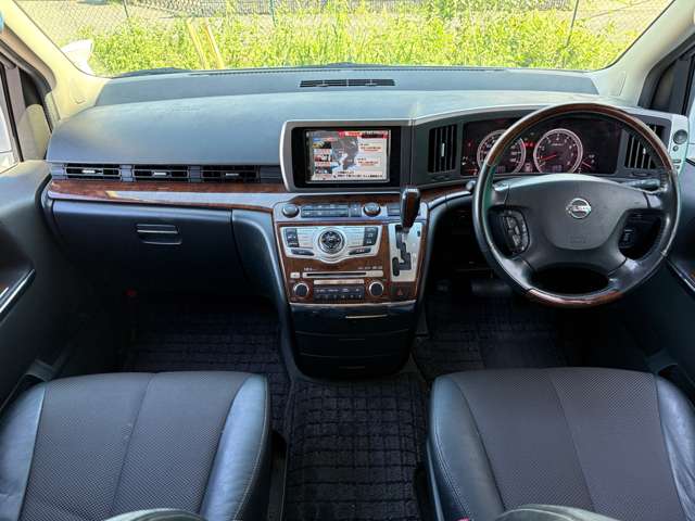 2009 Nissan Elgrand – thumbnail 4